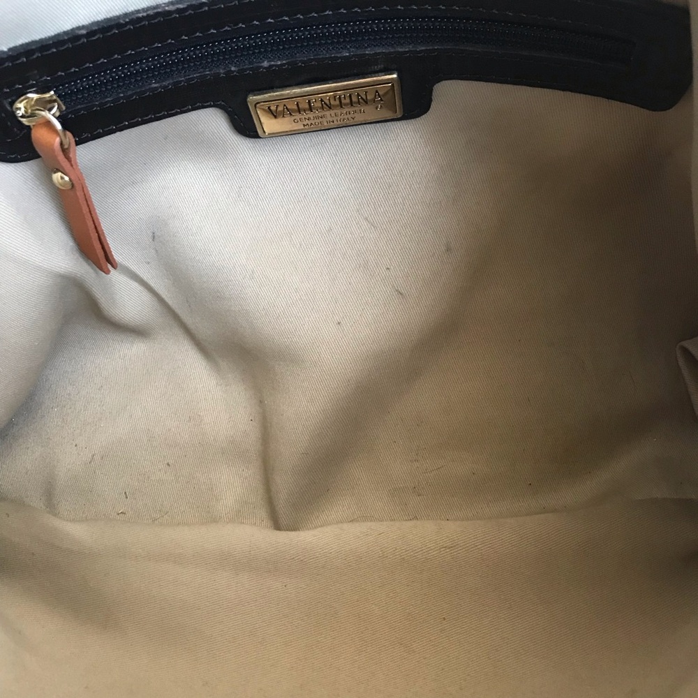 🟨Woman’s Large Valentina Black and Tan Leather Tote - Picture 9 of 16